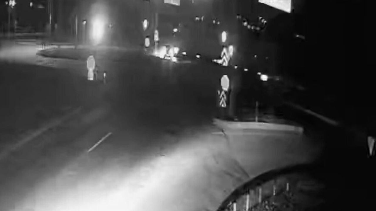 Çorum Alaca'da kırmızı ışık ihlali: Otomobil ile tır kavşakta çarpıştı