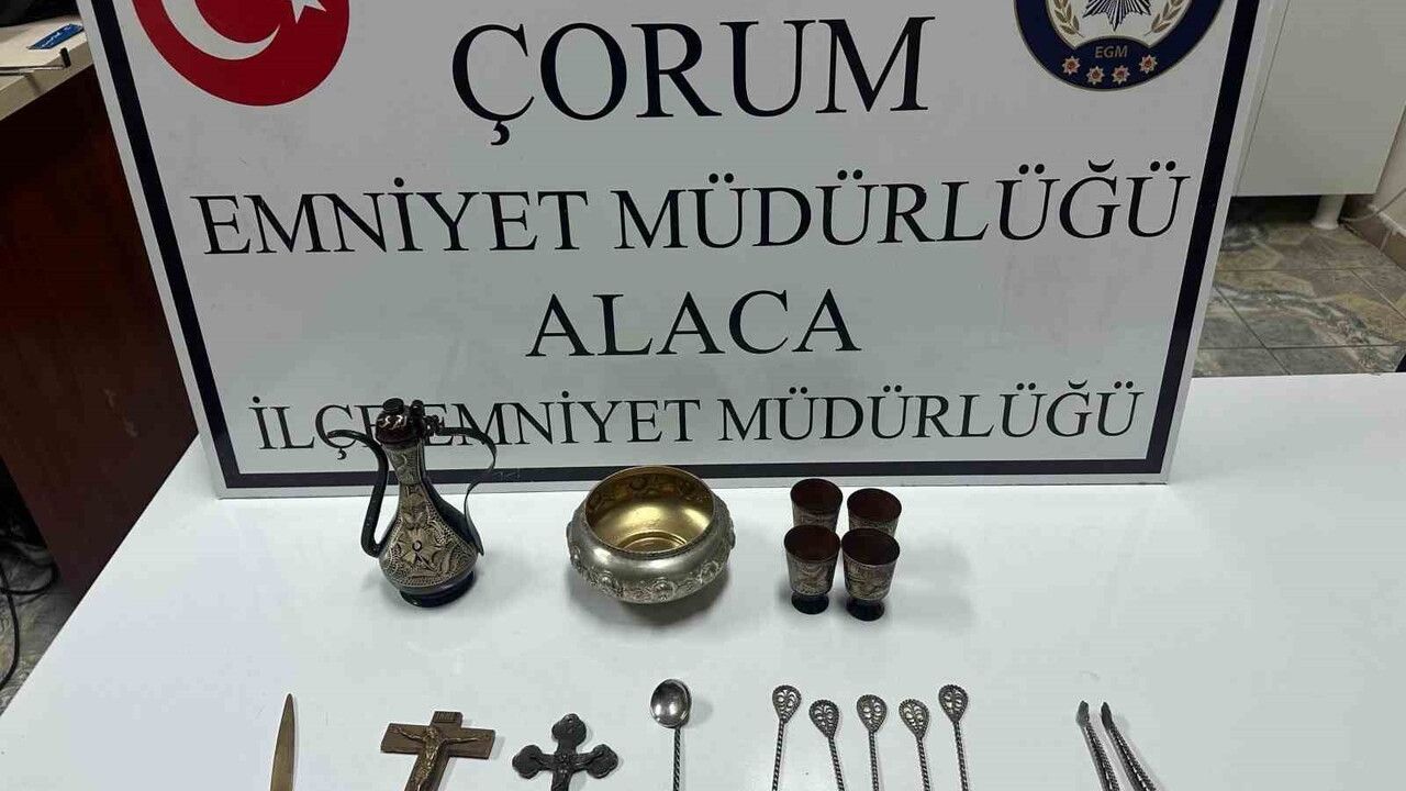 Çorum Alaca'da tarihi eser operasyonu: 2 haç ve çeşitli objeler ele geçirildi