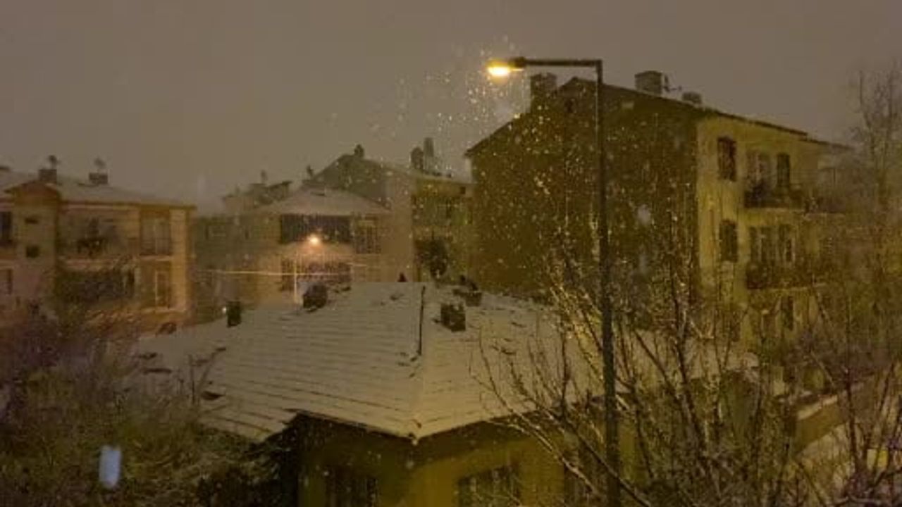 Çorum’da gece kar yağışı kent merkezini beyaza bürüdü