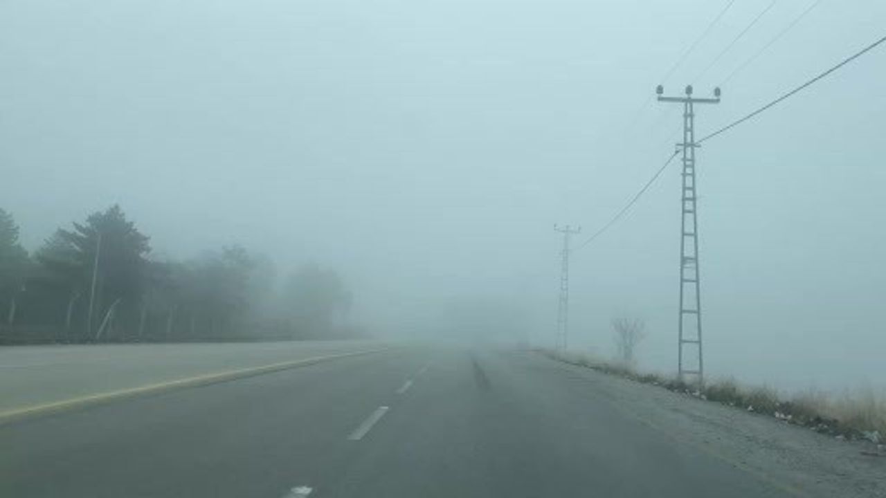 Çorum'da Gece Sıcaklıklarının Düşmesiyle Yoğun Sis Etkili Oldu