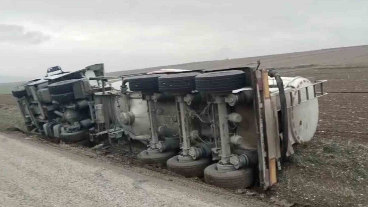 Çorum'da Karaca köyü mevkiinde tanker yan yattı: 1 yaralı