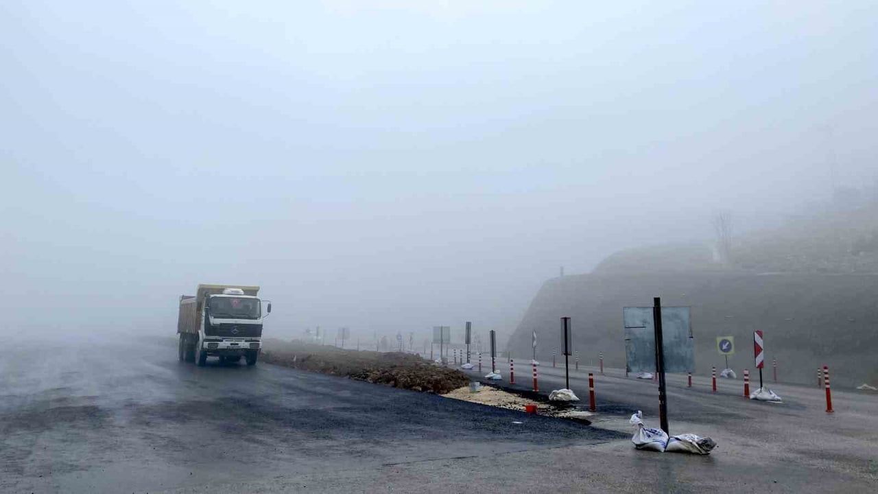 Çorum'da Kırkdilim Geçidinde Yoğun Sis ve Sağanak Etkili Oldu