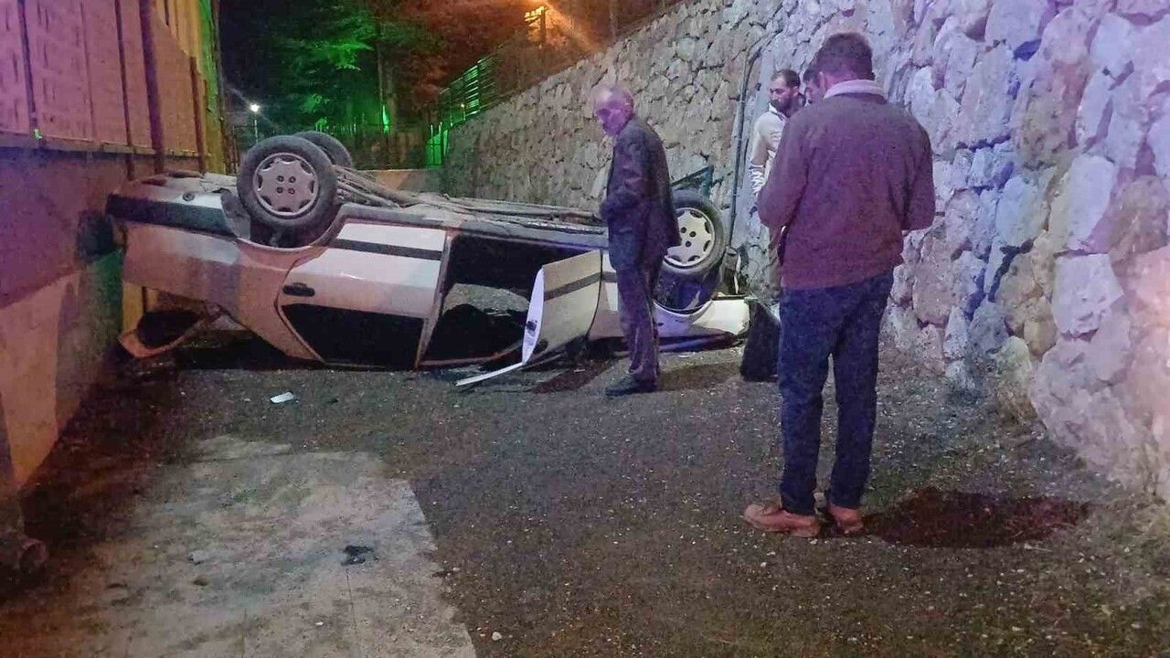 Çorum'da otomobil istinat duvarından okul bahçesine düştü: 2 yaralı