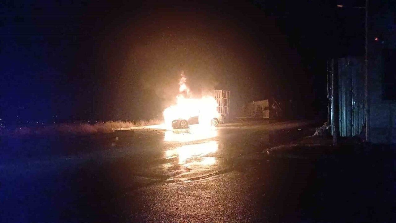 Çorum'da park halindeki otomobil alev aldı; 19 ABC 463 plakalı araçta büyük maddi hasar