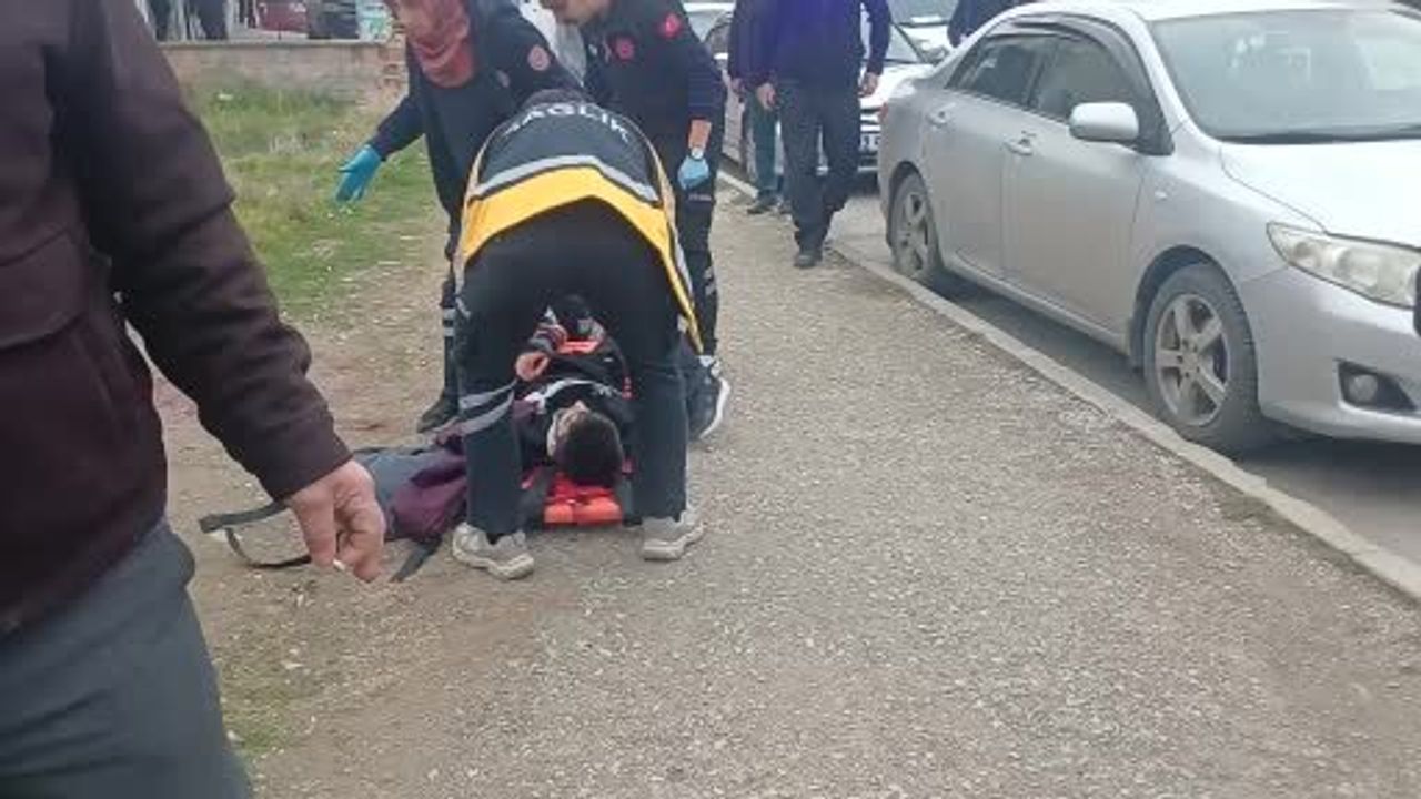 Çorum’da parkta şakalaşırken ekmek bıçağının üzerine düşen genç yaralandı