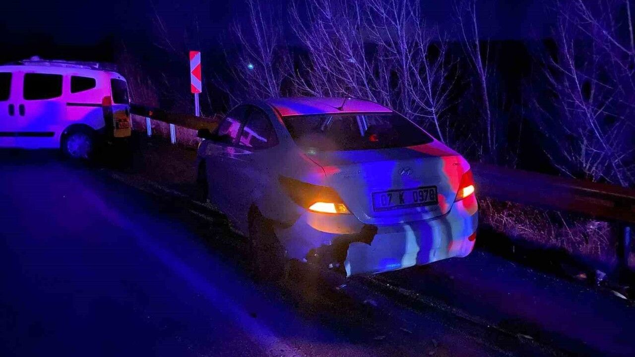 Çorum'da tırın devrilmesine müdahale eden otomobile hafif ticari çarptı: 4 yaralı