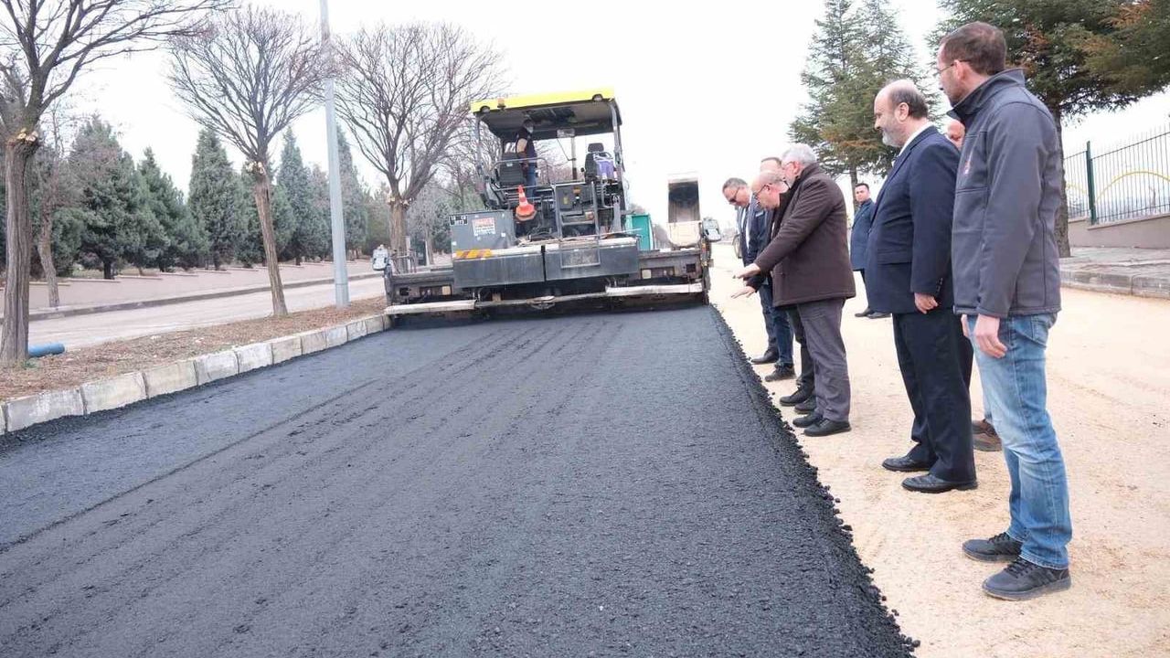 Çorum OSB'de Salih Aydın Bulvarı'na bin 700 ton asfalt serimi tamamlandı