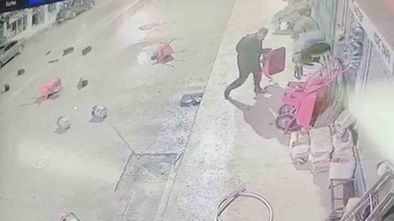 Çorum Osmancık'ta dükkan önündeki eşyalar yola atıldı, market camı kırıldı
