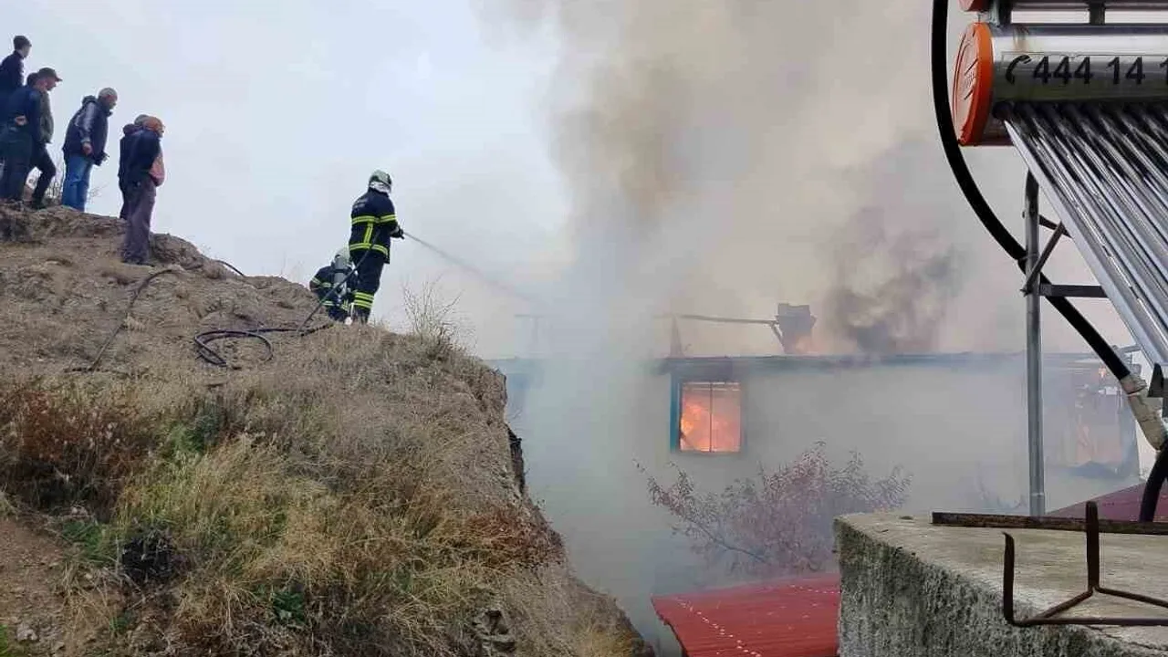 Çorum Osmancık’ta iki katlı ev yangında kullanılamaz hale geldi