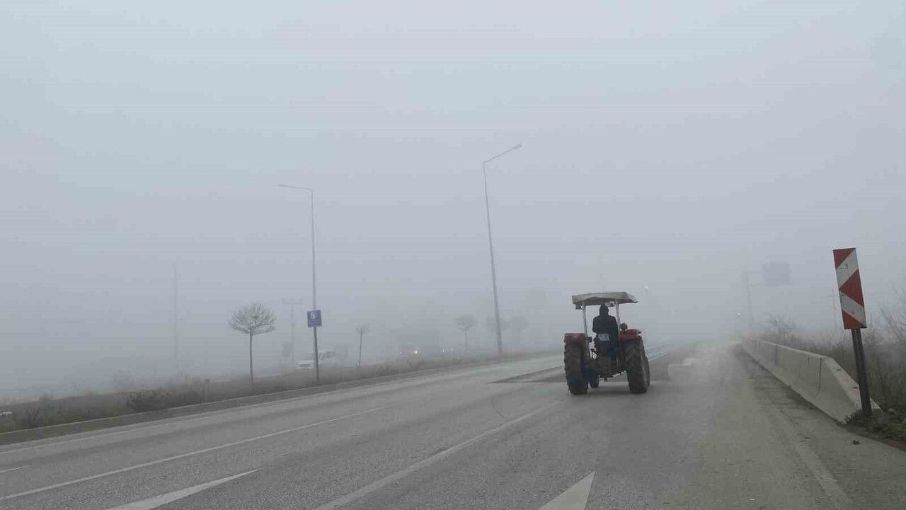 Çorum Osmancık’ta Yoğun Sis Ulaşımı Aksattı: Görüş Mesafesi 30 Metreye Düştü