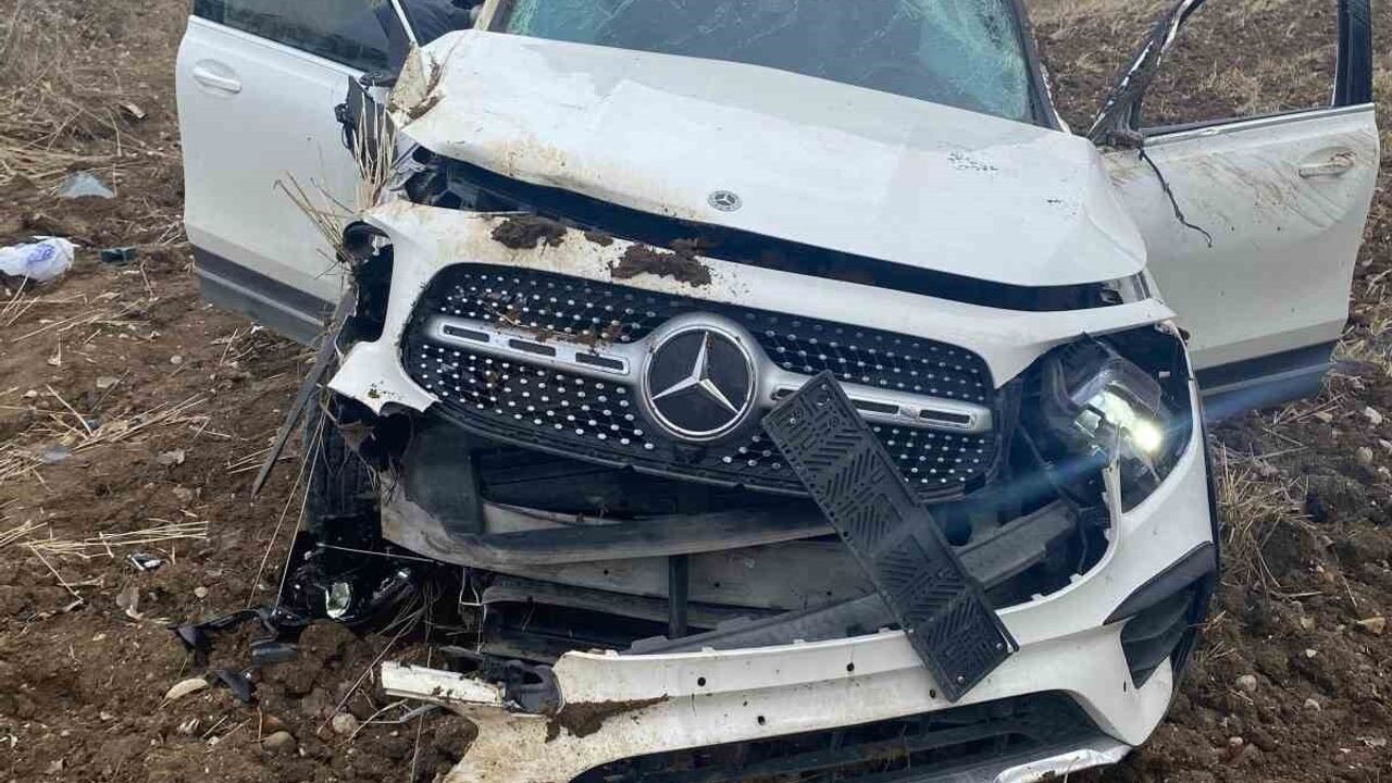 Çorum Sungurlu-Alaca karayolunda cip tarlada takla attı: 2 yaralı