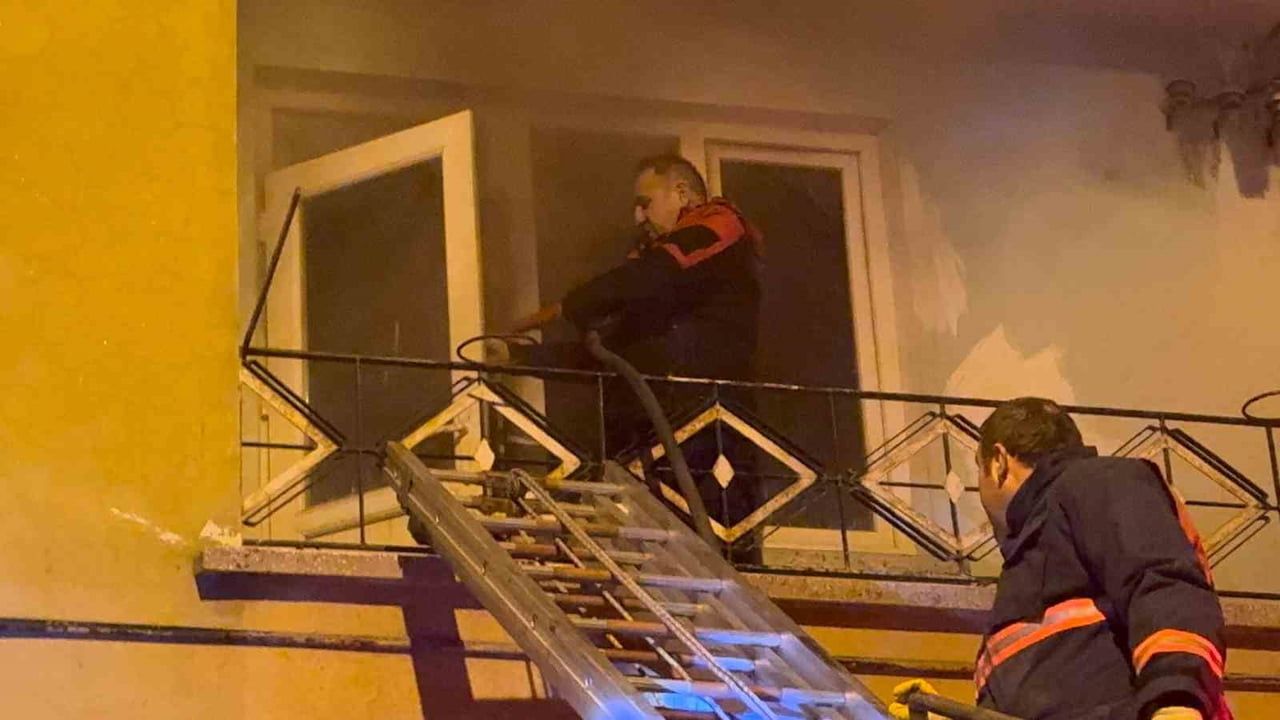 Çorum Sungurlu'da apartman yangını: 4 kadın ve 6 çocuk dumandan etkilendi