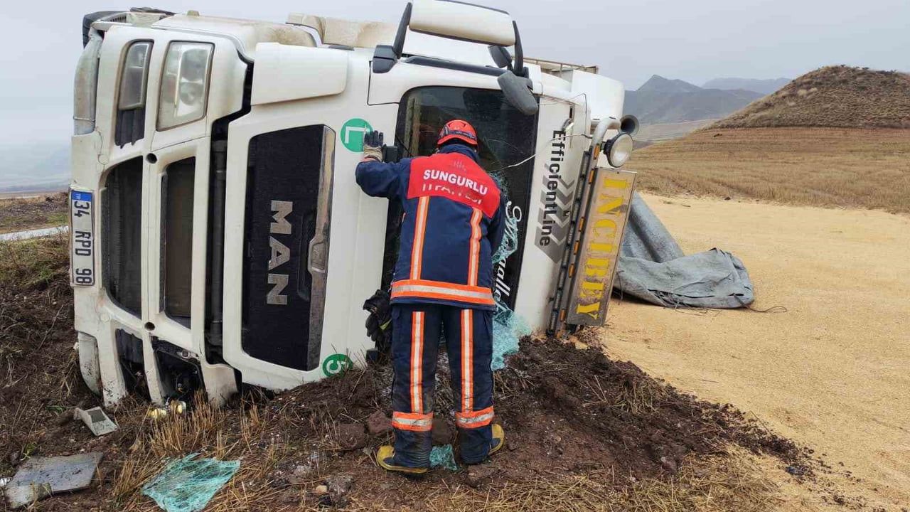 Çorum Sungurlu'da virajı alamayan tır devrildi: Sürücü yaralandı