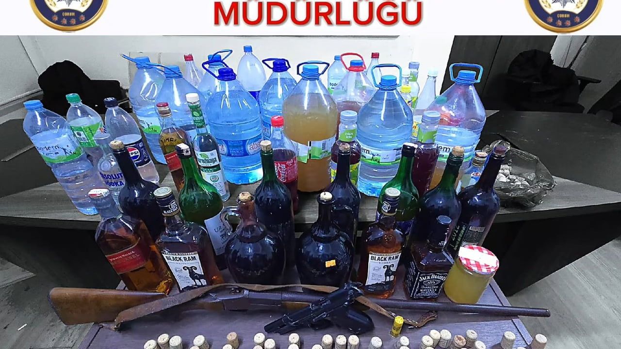 Çorum Sungurlu'da yılbaşı öncesi sahte alkol operasyonu: 62,5 litre kaçak içki ve silah ele geçirildi, 3 gözaltı