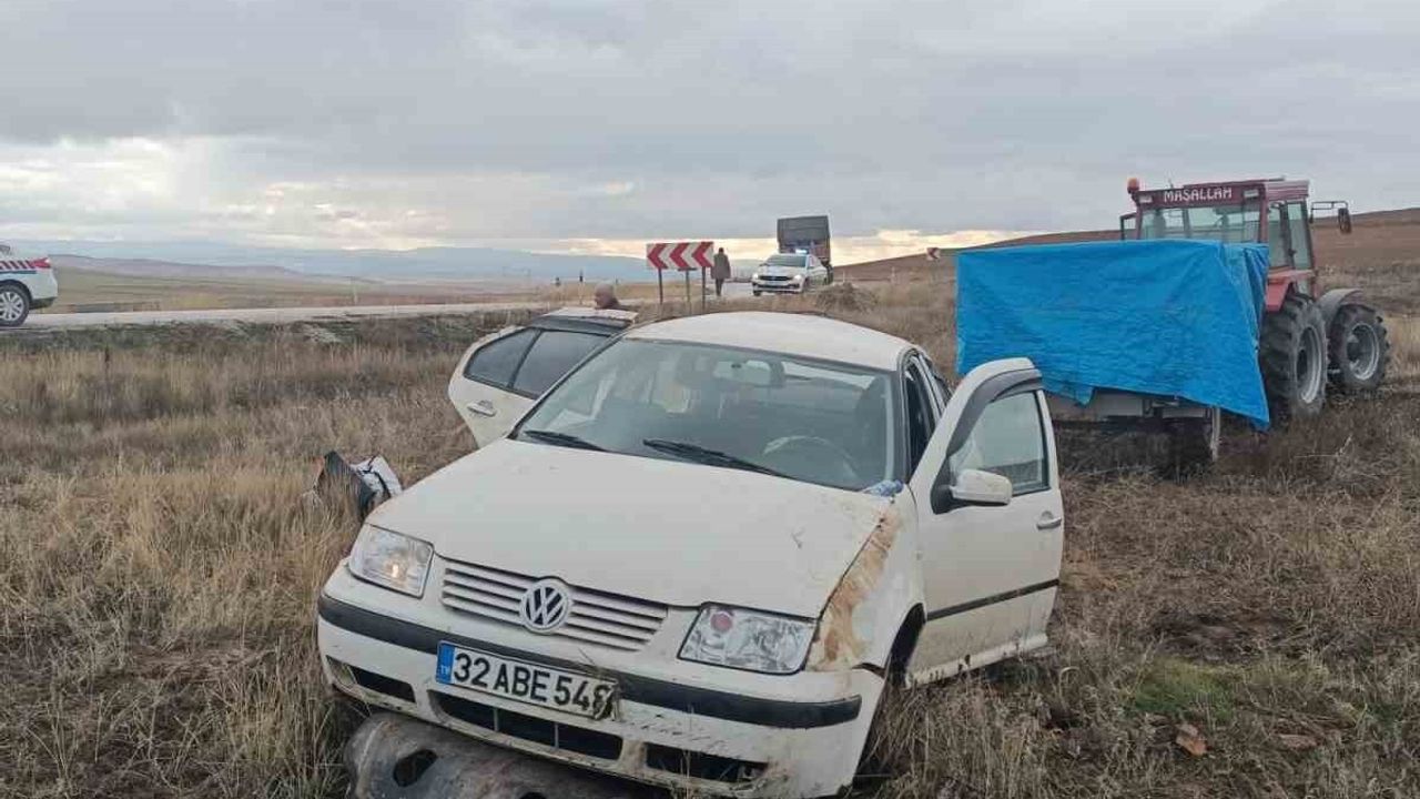 Çorum'un Alaca ilçesinde otomobil şarampole yuvarlandı — 2 yaralı