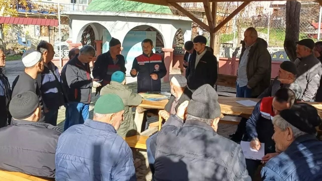 Çukurören'de üreticilere uygulamalı tarım eğitimi: Münavebe, zararlı mücadelesi ve fındık bakımı anlatıldı