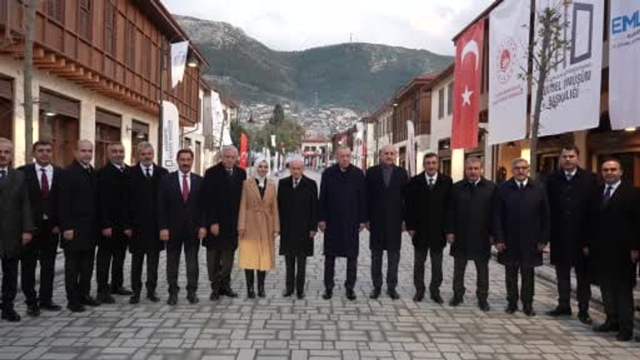 Cumbaşkanı Erdoğan, tarihi caddenin aydınlatma törenine katıldı