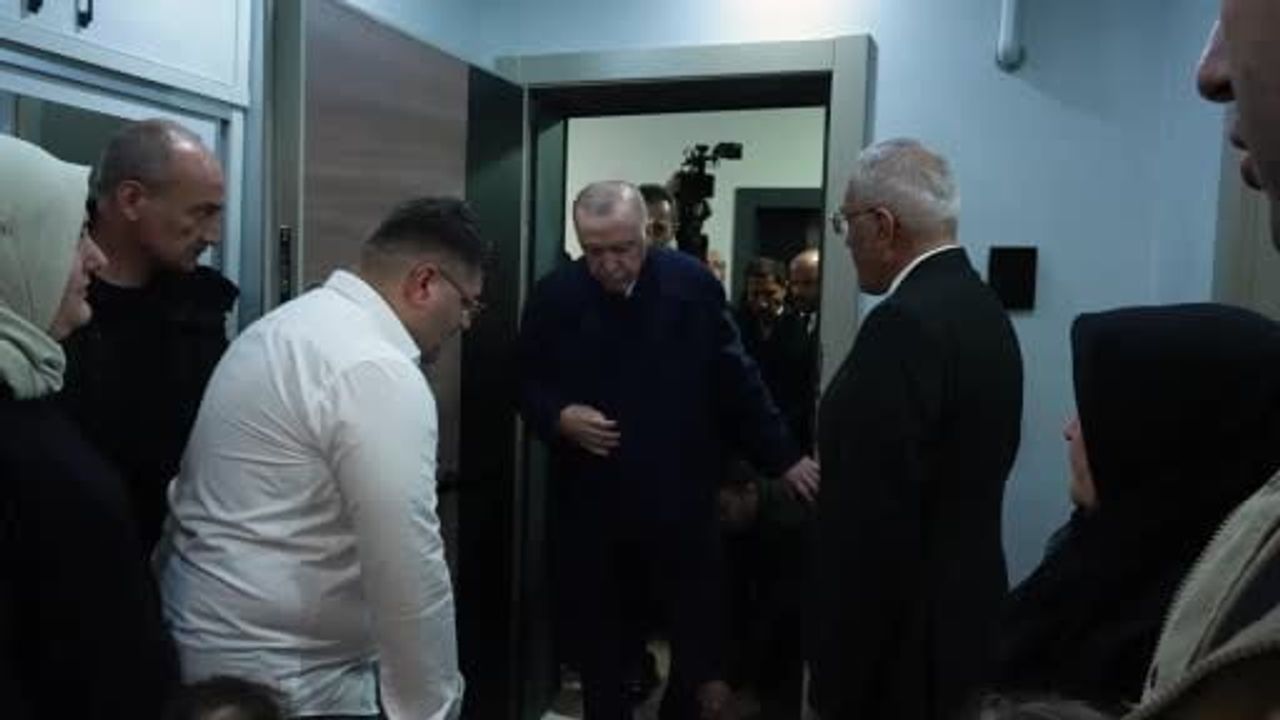 Cumhurbaşkanı Erdoğan, depremzede ailenin yeni evini ziyaret etti