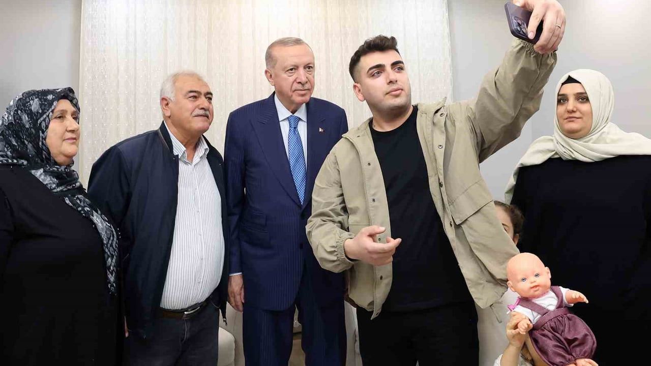 Cumhurbaşkanı Erdoğan Hatay’da 600 Konutlar Sitesi’ndeki Karakuş Ailesini Ziyaret Etti