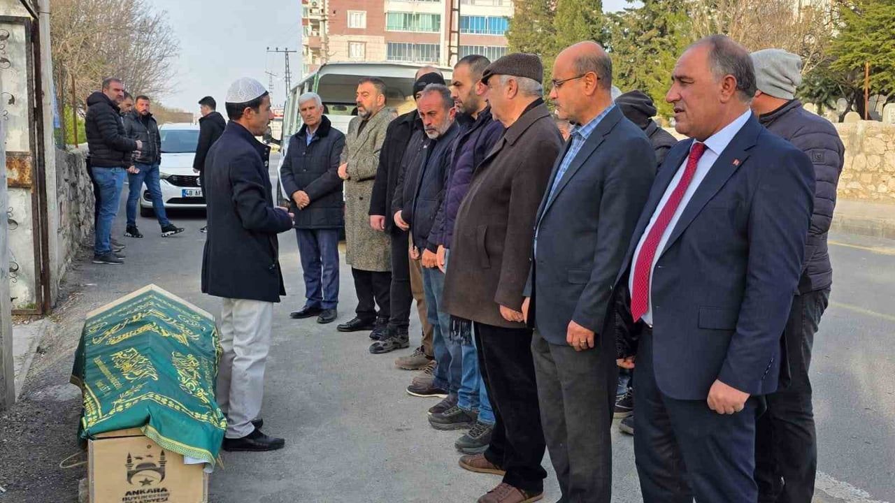 Cumhurbaşkanı Erdoğan’ın eski öğretmeni Ergün Sönmez, Diyarbakır Ergani’de defnedildi