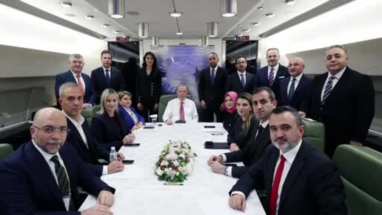 Cumhurbaşkanı Erdoğan Türkmenistan dönüşünde basın mensuplarıyla sohbet etti