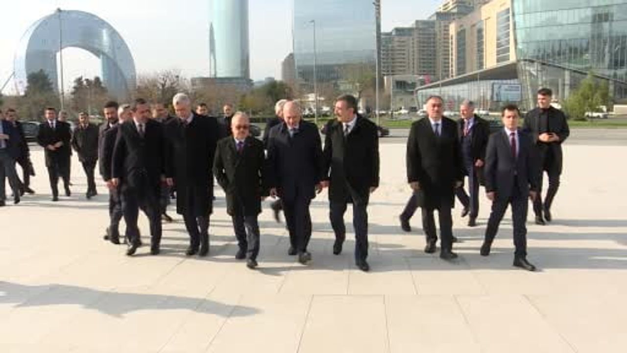 Cumhurbaşkanı Yardımcısı Cevdet Yılmaz Bakü'de Zafer Anıtı ve Şehitlikleri Ziyaret Etti