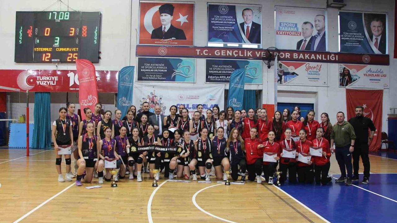 Cumhuriyet Anadolu Lisesi, Düzce Voleybol Genç Kızlar İl Birinciliğini Kazandı