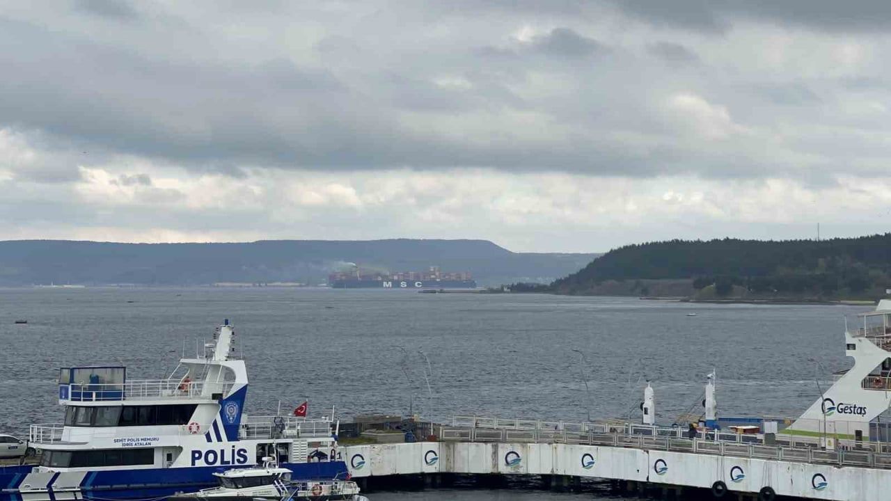 Cumhuriyet’in 100. yılı anısına denize indirilen 'MSC Türkiye' Çanakkale Boğazı'ndan geçti