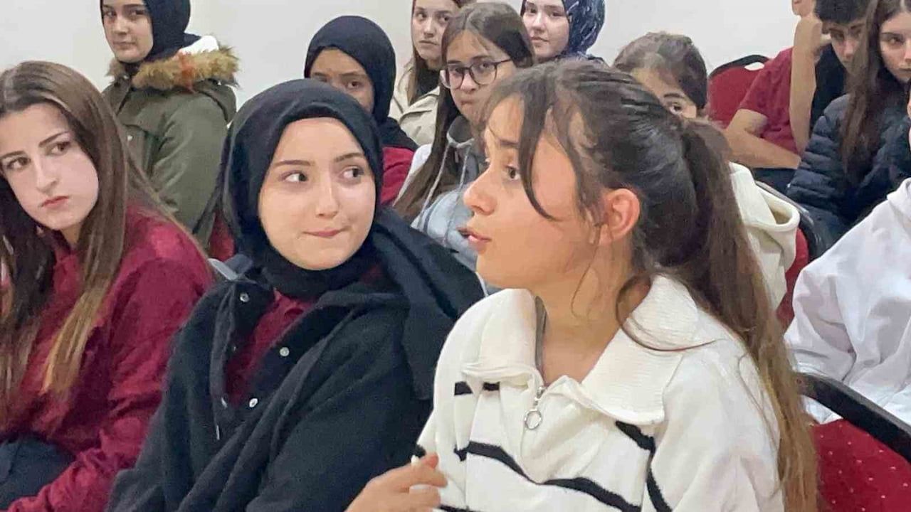 Cumhuriyet Savcısı Fatih Ulaşan, Bartın İmam Hatip Lisesi'nde kariyer seminerinde öğrencilerle bir araya geldi