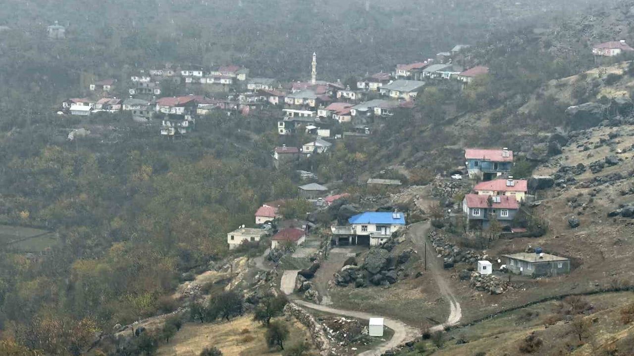 Çüngüş'ün Geçit Köyünde Kışın Toprak Evler Loğ ile Güçlendiriliyor