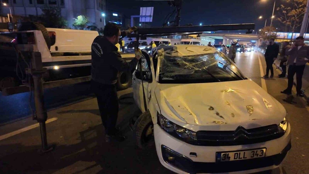 D-100'de makas iddiası: 34 DLL 343 plakalı otomobil takla attı, sürücü yaralandı