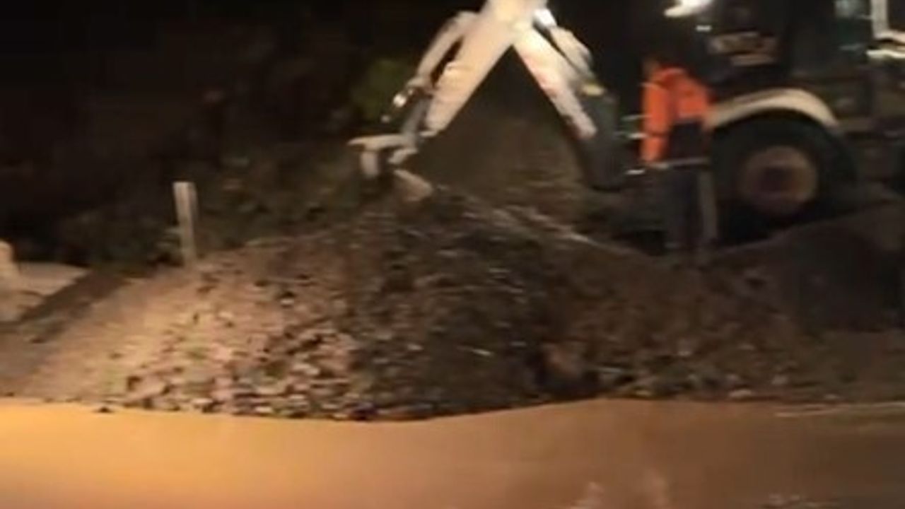 D-400'de sel nedeniyle mucur birikmesi: Anamur ile Gazipaşa arasındaki yol tek şeritten ulaşıma açıldı