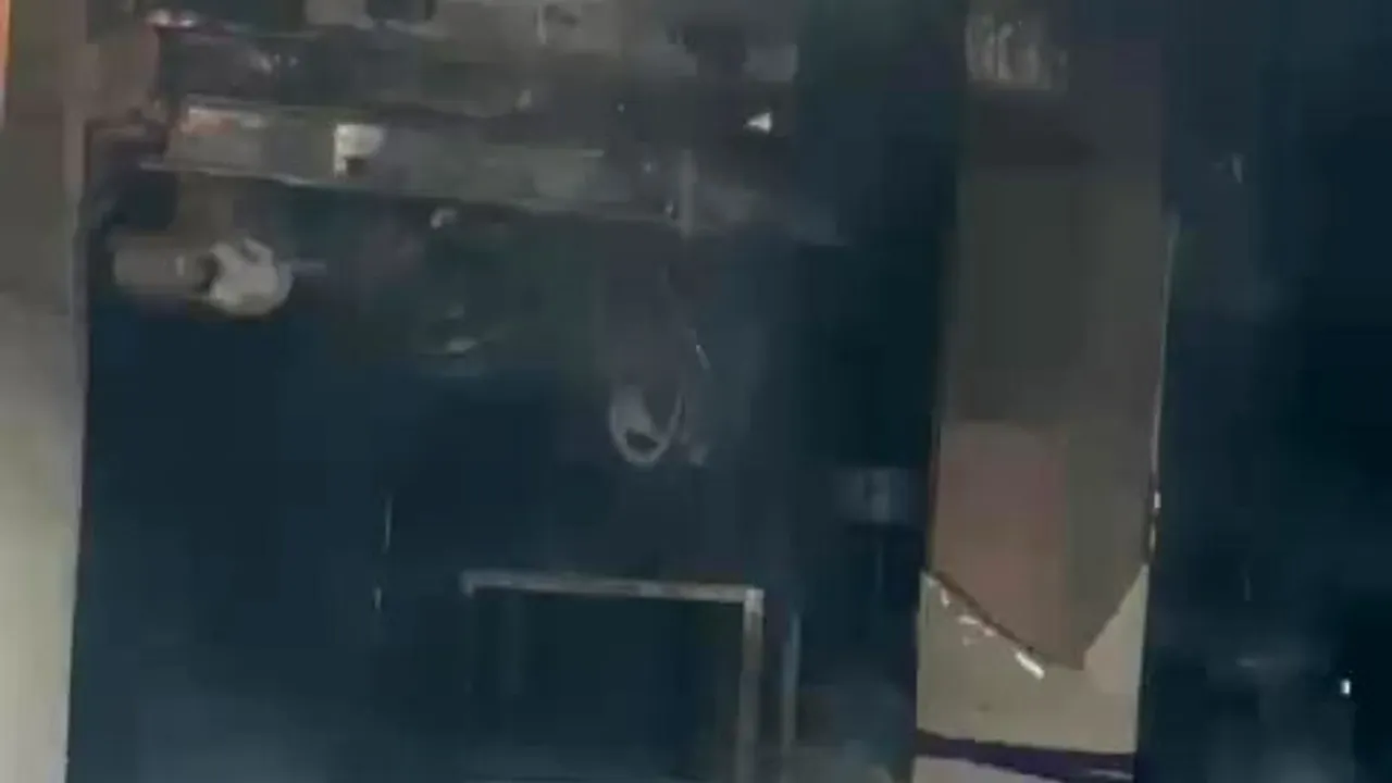 Darıca'da oto tamirhanesinde yangın: iş yeri ve iki araç küle döndü