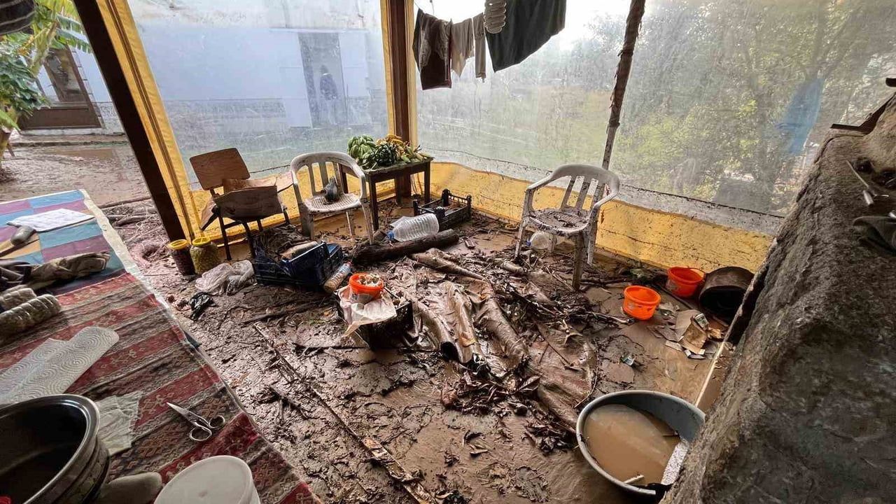 Datça Kızlan Mahallesi'nde Sağanak: Yollar Göle Döndü, Ev ve İş Yerleri Su Baskınına Uğradı