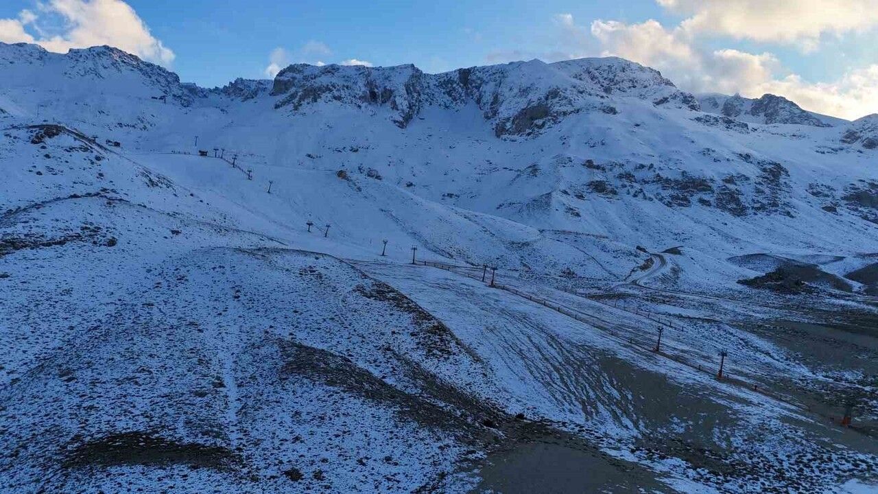 Davraz Kayak Merkezi sezona kar eksikliğiyle başladı: Gondol gezi amaçlı hizmette, hedef 350 bin ziyaretçi