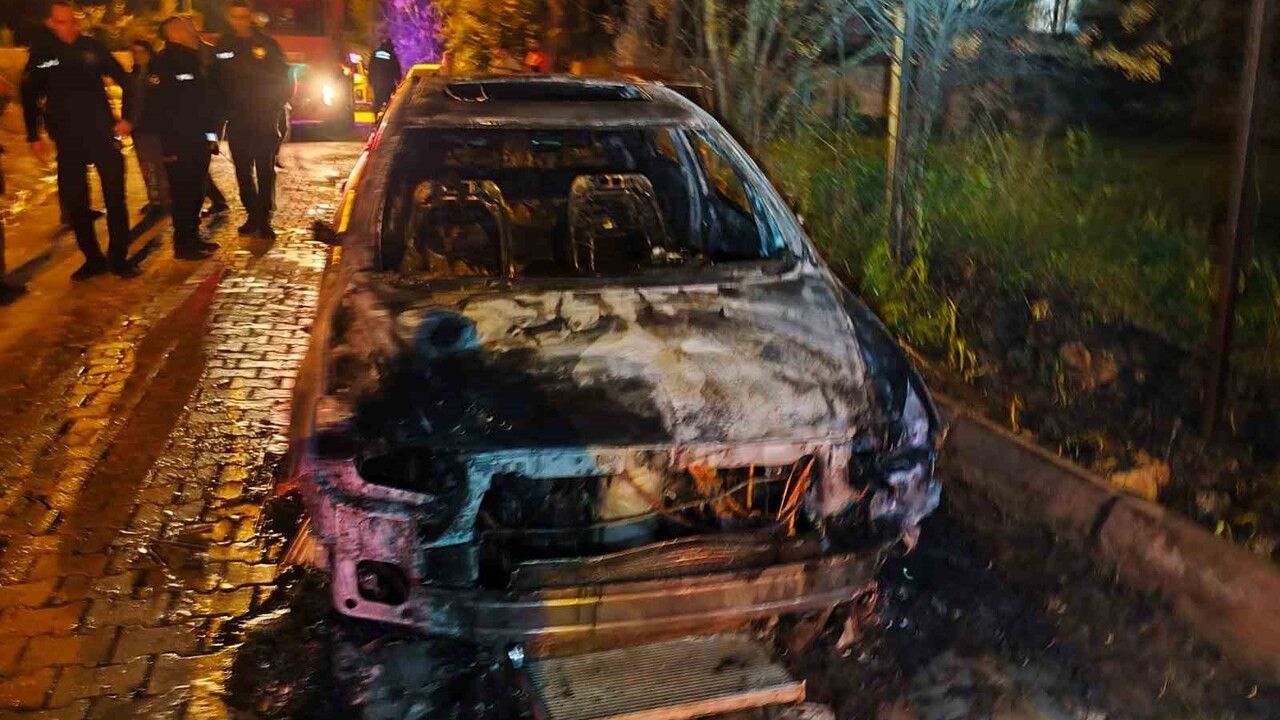 Defne'de seyir halindeki otomobil alev aldı