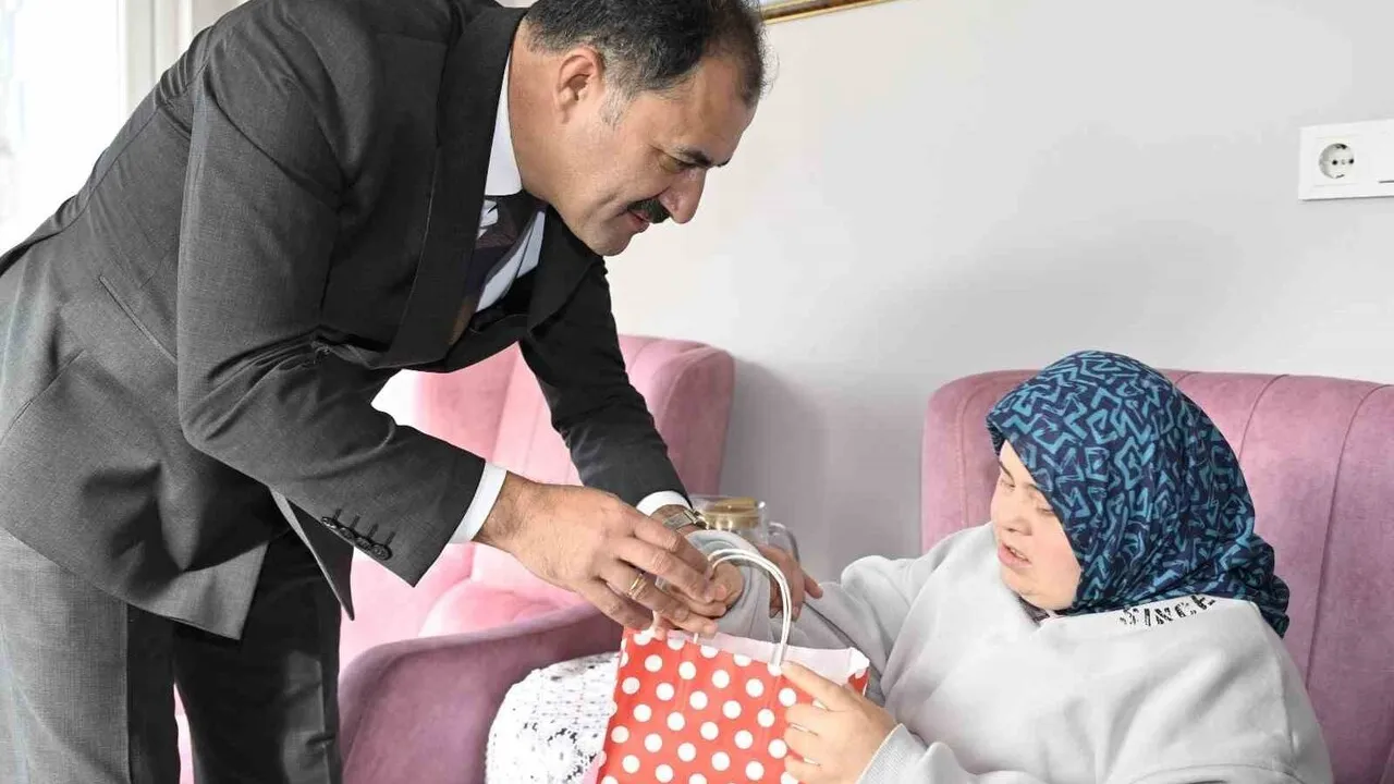 Demirci'de 3 Aralık Dünya Engelliler Günü: Başkan Erkan Kara rehabilitasyon merkezlerini ve evleri ziyaret etti