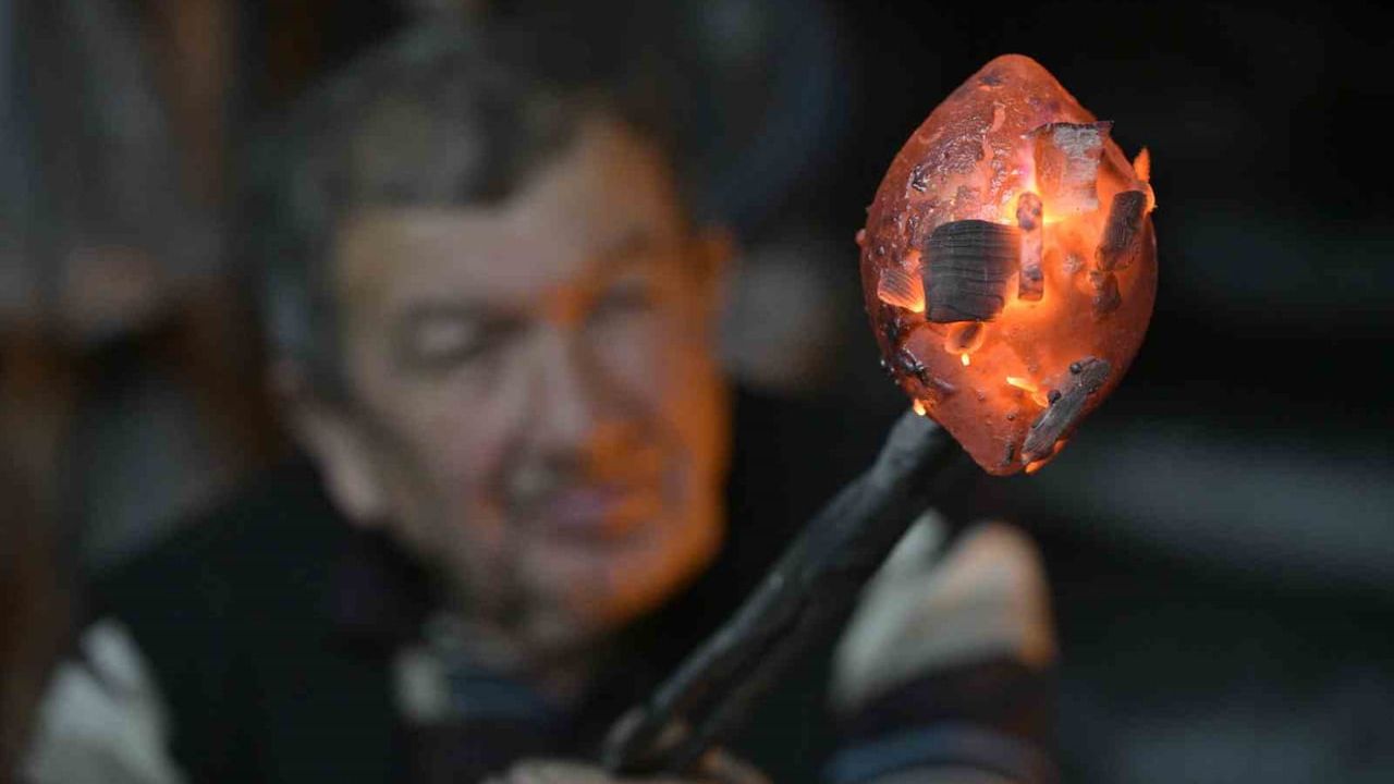 Demirci'de asırlık çancılık üçüncü kuşakta: Mustafa ve oğlu Mahmut Sabancı’nın atölyesi