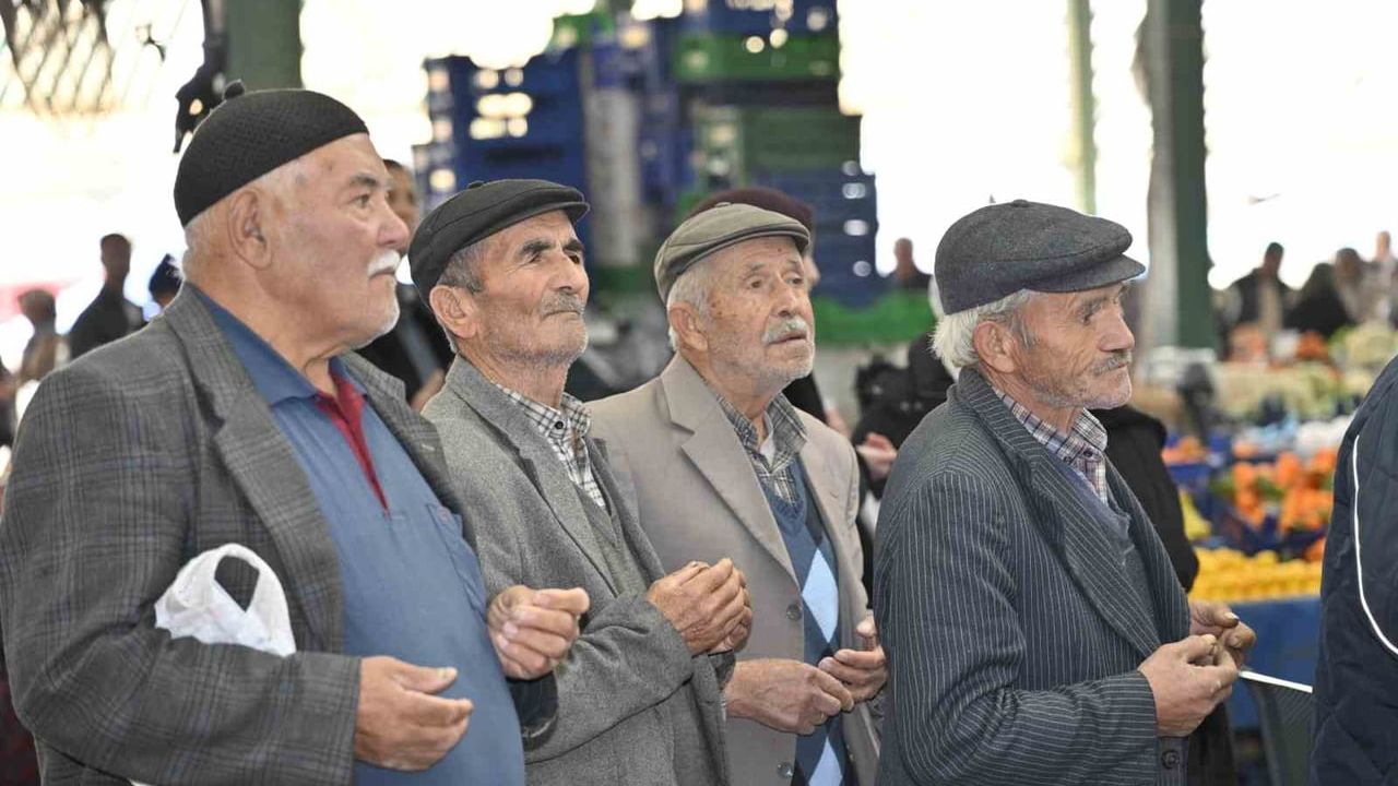 Demirci'de 'def-i bela' kurbanı: 8 bin kişiye kavurma ve pilav dağıtıldı