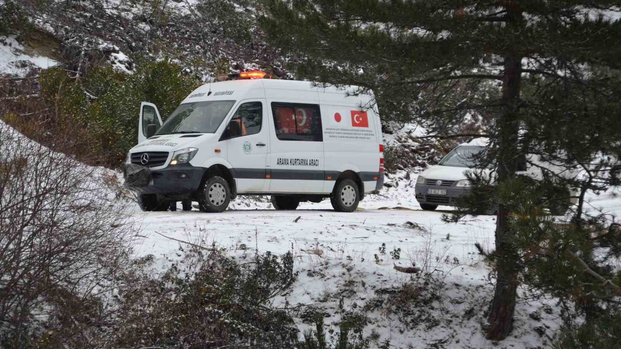 Demirci'de kar nedeniyle yolda mahsur kalan 3 avcı, Demirci Belediyesi ekiplerince kurtarıldı