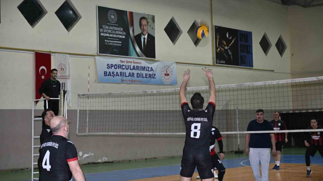 Demirci'de Kaymakamlık Kupası Voleybol Turnuvası başladı — 14 takım, 13 gün sürecek