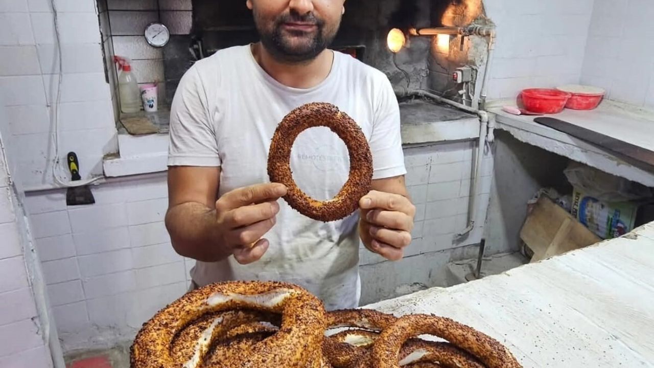Demirci'de Merhum Başkanlar Anısına Ücretsiz Simit Dağıtımı