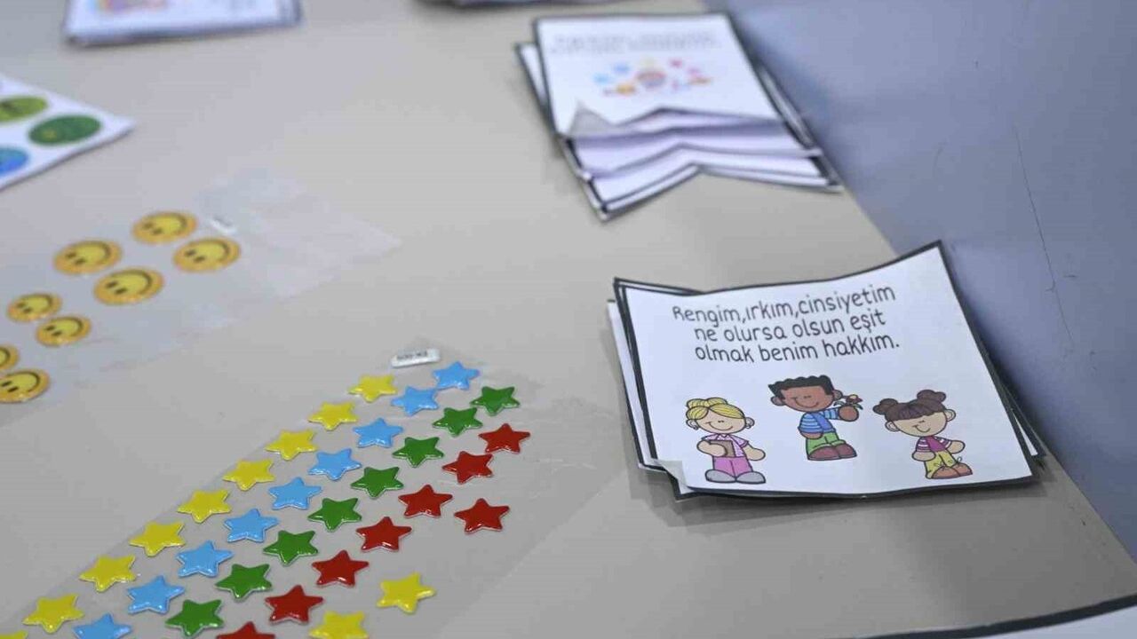 Demirci'de öğrenciler 10 Aralık Dünya İnsan Hakları Günü'nde atölyelerde hakları keşfetti