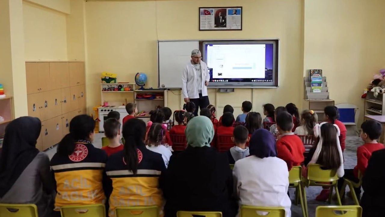 Demirözü'nde öğrencilere 112 ve hijyen odaklı sağlık eğitimi verildi