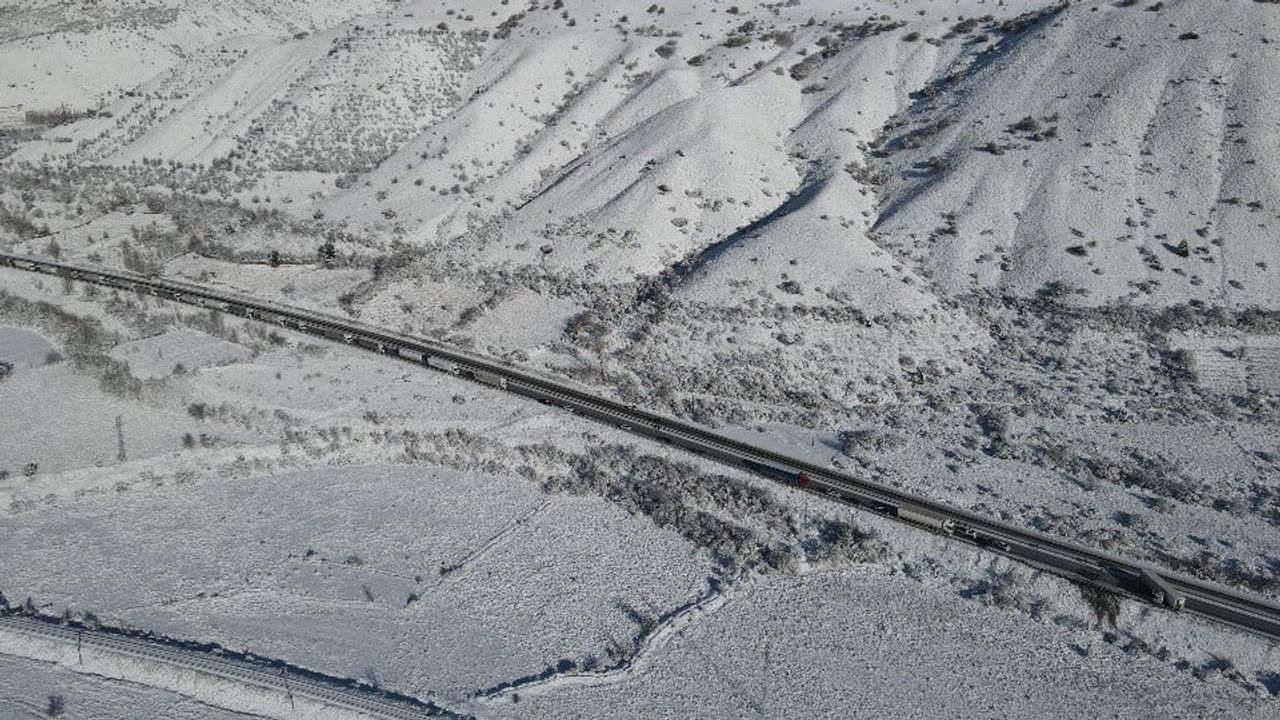 Demirpınar'da buzlanma nedeniyle tır bariyerlere çarptı, Erzincan-Erzurum yolu 4 saat kapandı