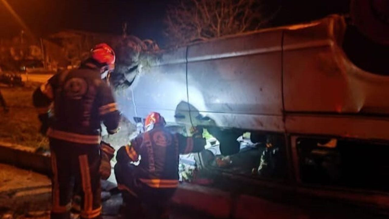 Denizli Acıpayam'da otomobil refüje çıktı: 1 yaralı, sürücü itfaiye tarafından kurtarıldı