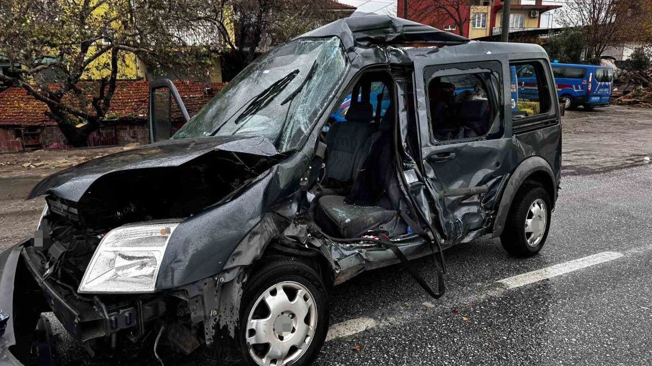 Denizli-Afyon kara yolunda şerit değiştirme kazası: 1 ölü, 2 yaralı