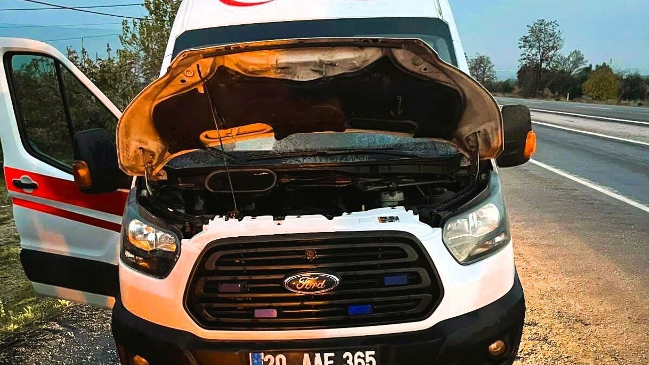 Denizli Buldan'da Seyir Halindeki Ambulansın Motorunda Yangın: Maddi Hasar Oluştu