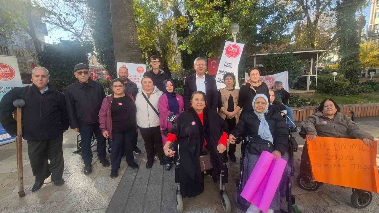 Denizli'de '1 Dakika Özel İnsan' etkinliğinde vatandaşlar engellilerin zorluklarını empatiyle deneyimledi