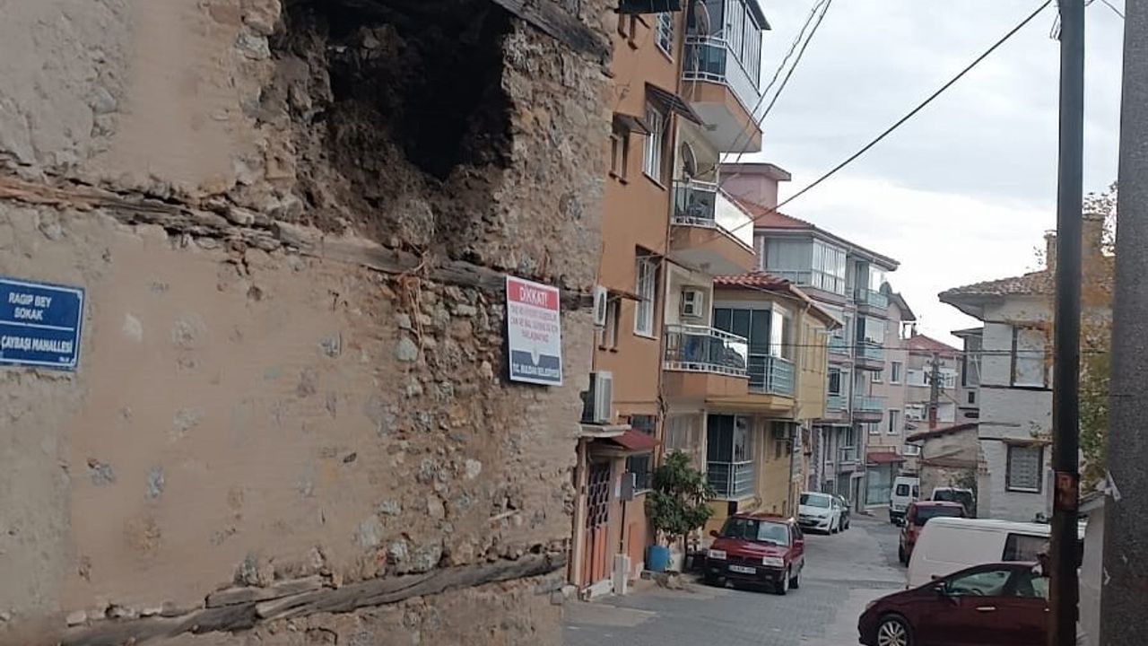 Denizli'de Buldan Ragıp Bey Sokak'ta metruk kerpiç evin duvarı yola devrildi